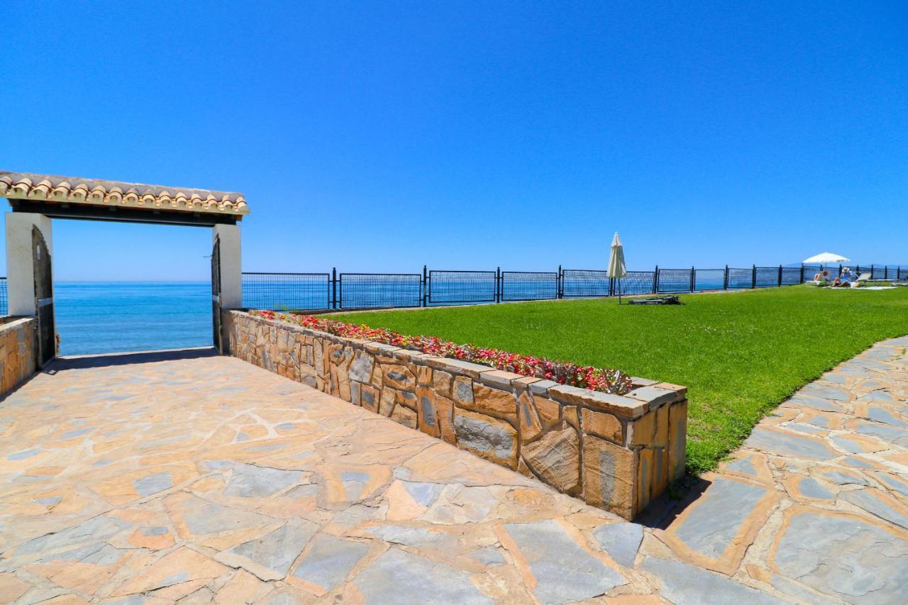 Luxury With Pool View - Playa Real Beachfront Apartment Marbella