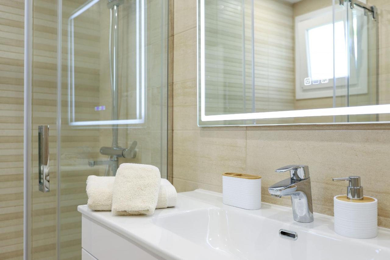 Luxury With Pool View - Playa Real Beachfront Apartment Marbella